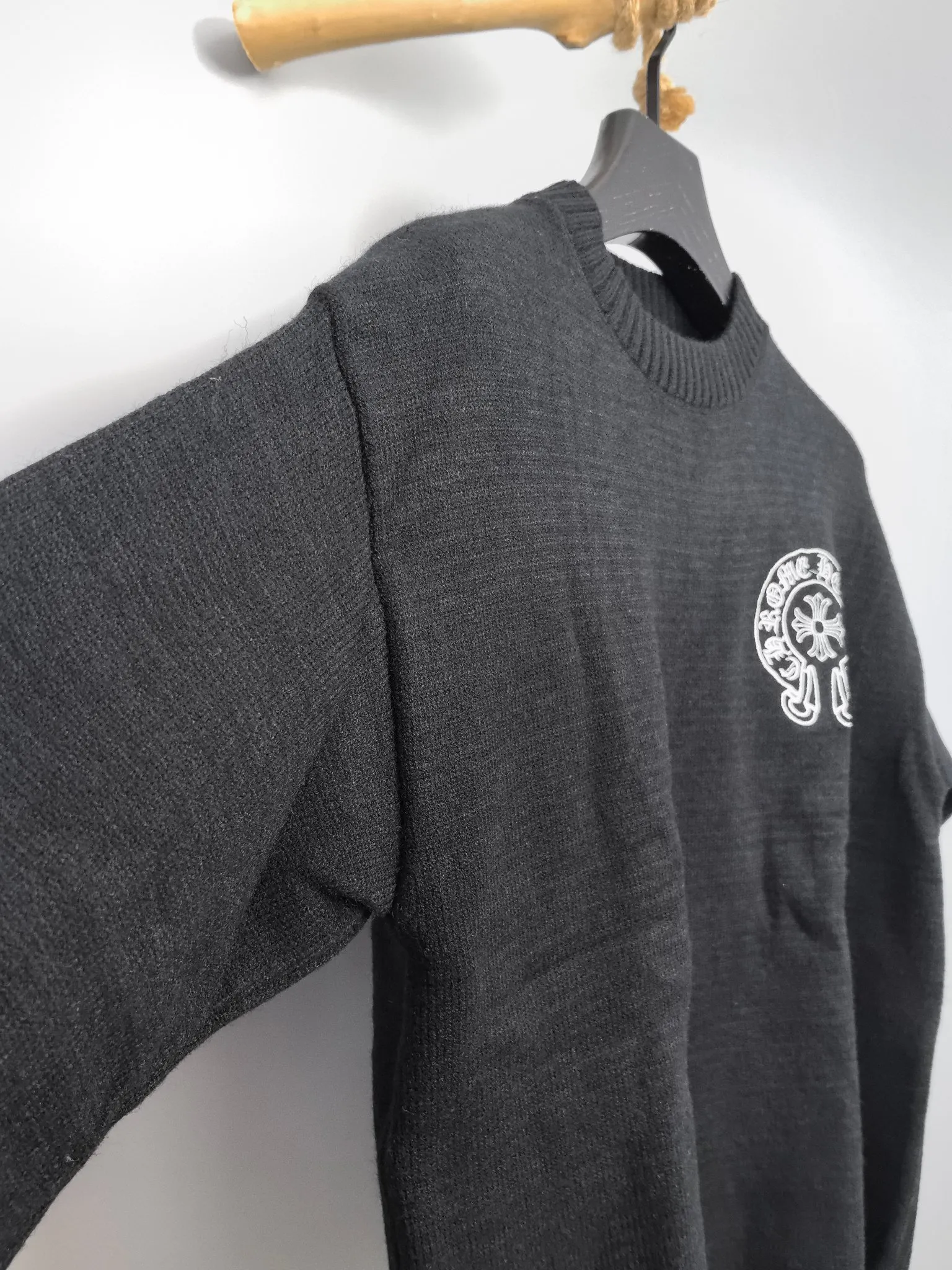 P360 Chrome Hearts 2025 new Sanskrit cross-flower knitted pullover in autumn and winter. The fabric is made of pure cotton wool. It has a delicate and soft touch. The texture is breathable. It is matched with 1x1 thread in the same cylinder. The collar thread is a pure cotton zipper thread. The back is made of imported embroidery machine and is not easy to fall off. It is super delicate. It is like a ceiling. The hangtags are all developed and customized according to the original version. It adopts a box-cut design, which is more simple and loose, and also hides meat and skinny products. The product is extremely difficult. Extremely white and youthful, suitable for both men and women. It is an indispensable simple item in autumn. Positioned tailoring. Oversize. Loose fit. Full of details. Customized matching accessories. Leather embossed craftsmanship. The style is rock and roll retro. The workmanship and texture are first-class. The three labels are consistent. The packaging bag has a logo. It is tall and can be worn by both men and women.